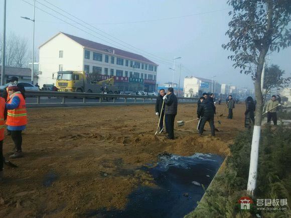 莒縣陵陽鎮(zhèn)又發(fā)生車禍，東上莊油罐車側(cè)翻，導(dǎo)致交通擁堵