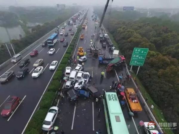 行車記錄儀視頻曝光！滬蓉高速25車連環(huán)相撞原因找到了