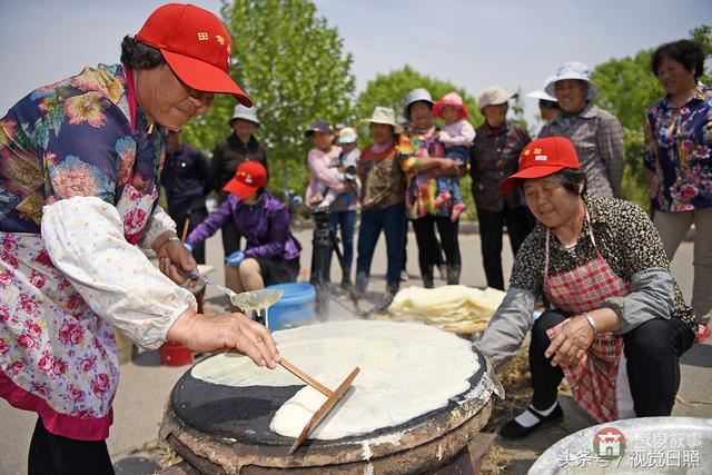 山村煎餅節(jié)演繹舌尖上的鄉(xiāng)村美食 免費(fèi)品嘗還管飽